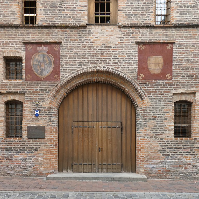 Landshut, ehemaliger Salzstadel oder Herzogskasten, heute Stadtbibliothek. Links ein bayerisch-kurfürstliches Wappen; das Fass auf der rechten Seite bezieht sich angeblich auf die Stadt Landshut.