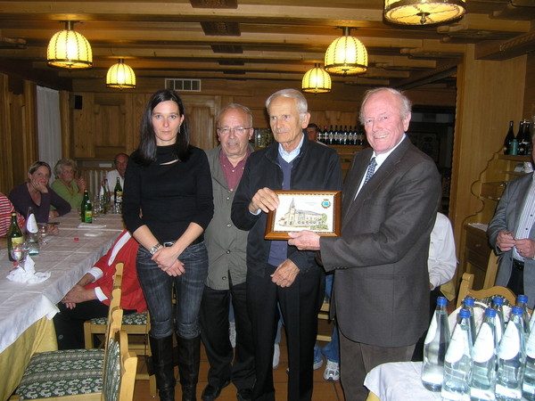 Bürgermeister Valentino Frigo (2.v.re.) überreicht Josef Seidl (1.v.re.) ein Erinnerungsgeschenk